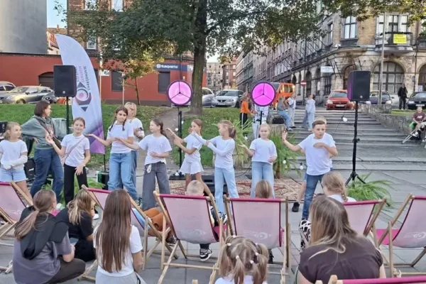 Uczennice z Chorzowa wystąpiły na festynie „Cwajka miejsce pod słońcem”