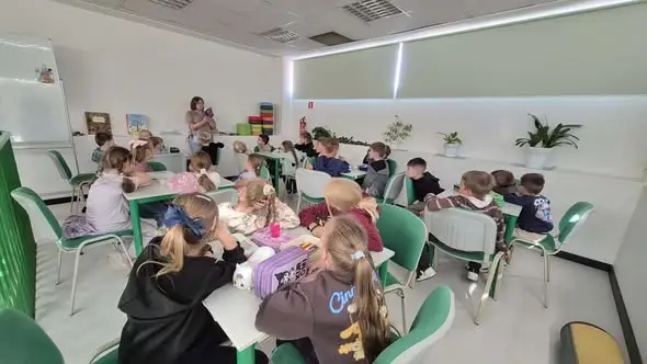 Pierwszaki z klasy 1b odkrywały tajniki biblioteki podczas warsztatów