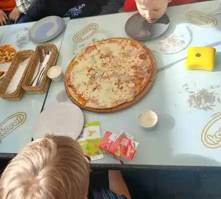Dzień Chłopca w klasie 2B – radość, pizza i wspólna zabawa