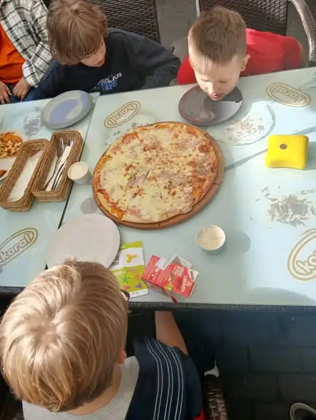 Dzień Chłopca w klasie 2B – radość, pizza i wspólna zabawa