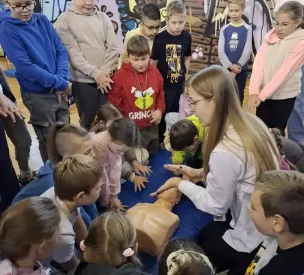 Uczniowie ze szkoły w Chorzowie uczyli się pierwszej pomocy od ratowników z Rudy Śląskiej