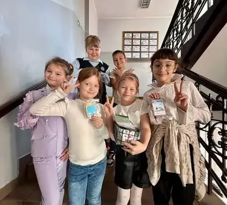 Dzień Edukacji Narodowej w Szkole Podstawowej nr 22 w Chorzowie – uczniowie złożyli życzenia i szykują detektywistyczną niespodziankę