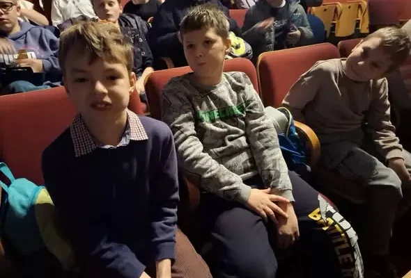 Uczniowie z Chorzowa w Teatrze Żelaznym na „Detektywie Pozytywce”
