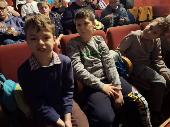 Uczniowie z Chorzowa w Teatrze Żelaznym na „Detektywie Pozytywce”