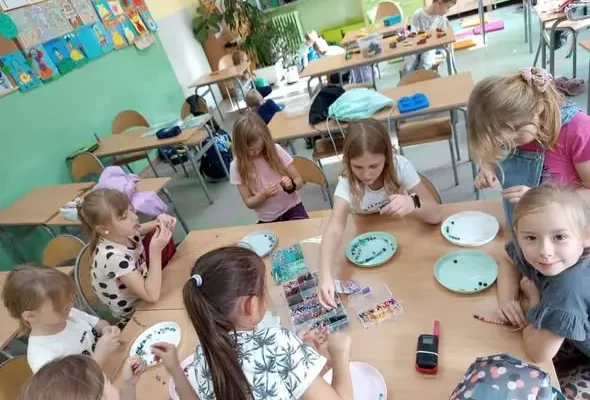 Jesień w świetlicy klasy 1a: farby, koraliki i przygody Kropki