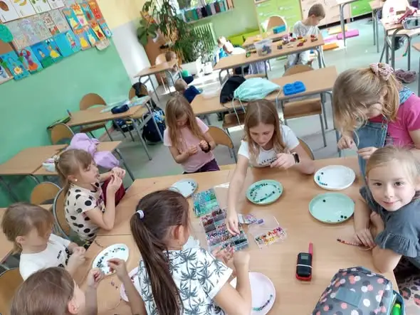 Jesień w świetlicy klasy 1a: farby, koraliki i przygody Kropki