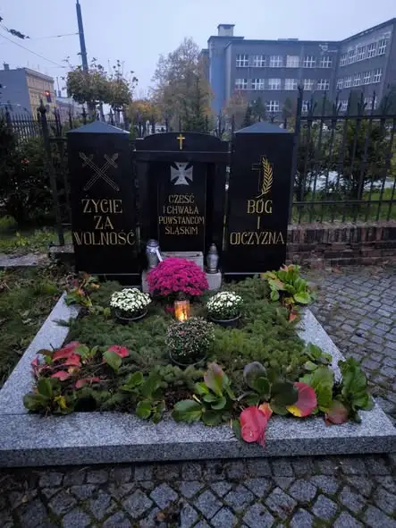 Uczniowie SP 22 w Chorzowie zadbali o grób powstańców śląskich