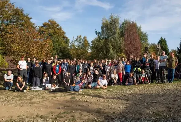 XIX Rajd Kochanowskiego: 80 uczniów z „Dziesiątki” zdobyło Karkoszczonkę